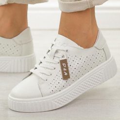 Białe skórzane ażurowe półbuty damskie DiA 5938. Białe półbuty damskie DiA, w ażurowe wzory, z dzianiny, casualowe, bez obcasa. Za 239.00 zł.