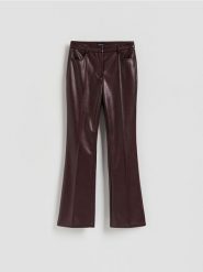 Spodnie z imitacji skóry - bordowy. Czerwone spodnie materiałowe damskie Reserved, bez wzorów, ze skóry. Za 149.99 zł.