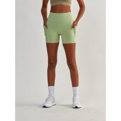 Szorty fitness damskie Beshaped Lift Me Up z kieszeniami. Zielone spodenki sportowe damskie BESHAPED, bez wzorów, z nylonu. W wyprzedaży za 152.15 zł.