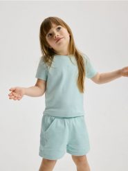 Bawełniany T-shirt z haftem - jasnoniebieski. Niebieskie koszulki dziewczęce Reserved, m, bez wzorów, z bawełny, bez ramiączek. W wyprzedaży za 12.99 zł.