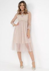 Jasnobeżowa Sukienka Phaerusa. Brązowe sukienki damskie Born2be, s, z aplikacjami, z koronki, eleganckie, bez kołnierzyka, bez ramiączek, midi, rozkloszowane. W wyprzedaży za 79.99 zł.