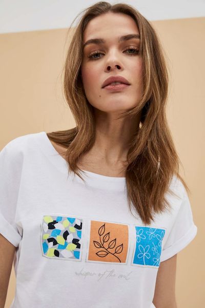 Bawełniany t-shirt z roślinnym nadrukiem i okrągłym dekoltem biały. Białe t-shirty damskie MOODO, bez wzorów, z bawełny, bez kołnierzyka. W wyprzedaży za 23.99 zł.