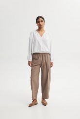 SPODNIE PILAR TAUPE L - Flawless. Spodnie materiałowe damskie Flawless, bez wzorów, z materiału. Za 419.00 zł.