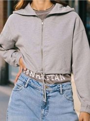 Bluza crop z kapturem - szary. Szare bluzy z kapturem damskie Sinsay, l. W wyprzedaży za 24.99 zł.