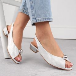 Sandały damskie na niskim obcasie srebrne T.Sokolski 136. Szare sandały damskie T.Sokolski, bez wzorów, ze skóry ekologicznej, bez obcasa. Za 149.99 zł.