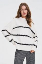 Sweter w paski z obniżoną linią ramion biały. Białe swetry klasyczne damskie MOODO, l, z poliamidu, bez kołnierzyka. Za 129.99 zł.