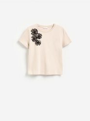 T-shirt z ozdobną aplikacją - beżowy. Brązowe t-shirty damskie Reserved, l, z aplikacjami, z bawełny, bez kołnierzyka. Za 79.99 zł.