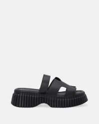 KLAPKI NA PLATFORMIE 170GM04 01 BLACK. Czarne klapki damskie Venezia, bez wzorów, ze skóry, bez obcasa, na platformie. Za 339.00 zł.