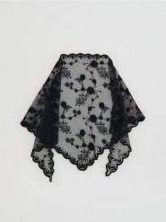 Koronkowy szal - czarny. Czarne szaliki i kominy damskie Reserved, bez wzorów, z koronki. Za 49.99 zł.