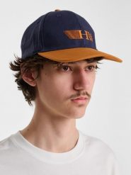 Czapka typu snapback Hummel Game. Fioletowe czapki męskie HUMMEL, na jesień, z aplikacjami, z jedwabiu. Za 121.50 zł.