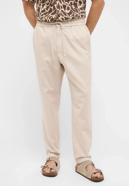 Męskie Spodnie Jeansowe Mustang Style Milano Jogger Oyster White 1016330 3025. Białe spodnie materiałowe męskie Mustang, bez wzorów, z jeansu. Za 219.99 zł.