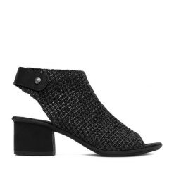 Sandały Rieker. Czarne sandały damskie Rieker, bez wzorów, bez obcasa, na słupku. Za 319.99 zł.