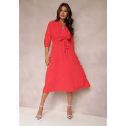 Czerwona Sukienka Canopis. Czerwone sukienki damskie Renee, m, bez wzorów, z materiału, eleganckie, bez kołnierzyka, bez ramiączek, midi, kopertowe. W wyprzedaży za 69.99 zł.