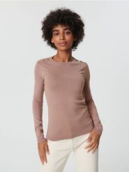 Sweter z ozdobnymi guzikami - beżowy. Brązowe swetry klasyczne damskie Sinsay, l, bez kołnierzyka. Za 39.99 zł.
