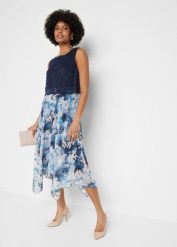 Sukienka szyfonowa z delikatną koronką. Niebieskie sukienki damskie bonprix, bez wzorów, z koronki, eleganckie, z asymetrycznym kołnierzem, bez ramiączek, midi, asymetryczne. Za 249.99 zł.