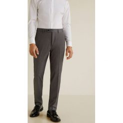 Mango Man - Spodnie Brasilia. Szare spodnie materiałowe męskie Mango Man, bez wzorów, z bawełny, casualowe. W wyprzedaży za 79.90 zł.