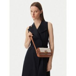 Torebka Tommy Hilfiger. Białe listonoszki damskie Tommy Hilfiger, bez wzorów, bez dodatków. Za 849.99 zł.