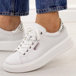 Białe skórzane półbuty damskie na platformie Potocki 19398. Białe półbuty damskie POTOCKI, bez wzorów, z jeansu, casualowe, z okrągłym noskiem, bez obcasa, na platformie. Za 229.00 zł.