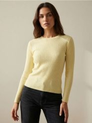 Klasyczny prążkowany sweter - żółty. Żółte swetry klasyczne damskie Sinsay, l, prążkowane, bez kołnierzyka. Za 29.99 zł.