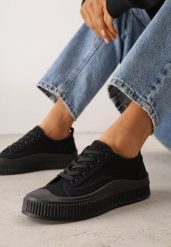 Czarne Klasyczne Trampki na Żłobionej Podeszwie Levanatia. Czarne trampki i tenisówki damskie Renee, bez wzorów, z jeansu. Za 69.99 zł.