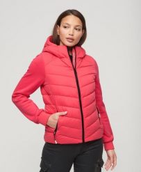Kurtka hybrydowa z kapturem Storm od SUPERDRY. Czerwone kurtki damskie Superdry., bez wzorów, z materiału, z kapturem. Za 447.85 zł.