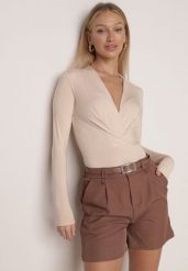 Brązowe Szorty Typu Bermudy z Paskiem i Prostokątną Klamrą Tinalora. Brązowe szorty damskie Born2be, bez wzorów, eleganckie. Za 99.99 zł.