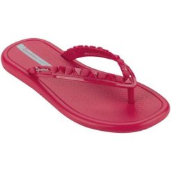 Klapki Ipanema Meu Sol Thon W 27130-AV464 czerwone. Czerwone klapki damskie z aplikacjami, z gumy, bez obcasa, na płaskiej podeszwie. Za 116.35 zł.