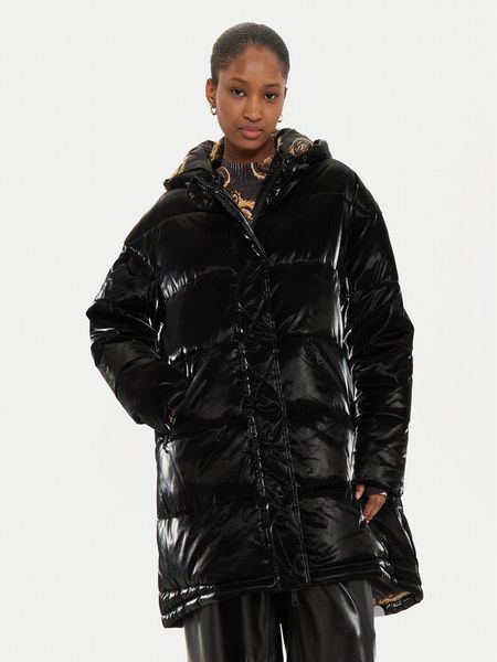 Versace Jeans Couture Kurtka zimowa 77HASD19 Czarny Loose Fit. Czarne kurtki damskie Versace Jeans Couture, na zimę, bez wzorów, z jeansu, bez kaptura. Za 1,519.00 zł.