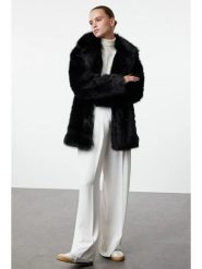 Trendyol Płaszcz w kolorze czarnym ze sztucznego futerka rozmiar: M/L. Czarne płaszcze damskie Trendyol, l, bez wzorów, z puchu. Za 217.99 zł.