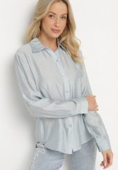 Jasnoniebieska Wiskozowa Koszula o Klasycznym Kroju Sovnella. Niebieskie koszule damskie Born2be, l, bez wzorów, z jeansu, eleganckie, bez kołnierzyka, bez ramiączek. Za 49.99 zł.