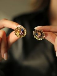 Pierres delicates Pozłacane kolczyki-wkrętki z perłami rozmiar: onesize. Różowe kolczyki damskie Pierres delicates, z perłą, pozłacane. Za 86.99 zł.