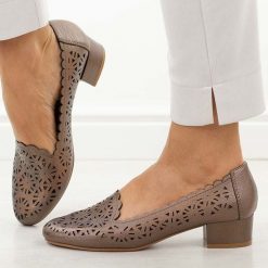 Brązowe ażurowe czółenka damskie na obcasie M.Daszyński Sa200-1. Brązowe czółenka damskie M.Daszyński, w ażurowe wzory, ze skóry, z okrągłym noskiem, bez obcasa, na obcasie. Za 189.00 zł.