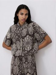 Koszula z wiskozą - ciemnobrązowy. Brązowe koszule damskie Reserved, l, bez wzorów, z tkaniny, bez kołnierzyka, bez ramiączek. Za 99.99 zł.