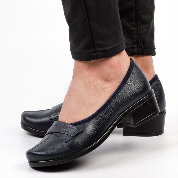 Granatowe Polskie półbuty damskie Gregors 569. Niebieskie półbuty damskie GREGORS, bez wzorów, z jeansu, eleganckie, bez obcasa, na płaskiej podeszwie. Za 349.00 zł.