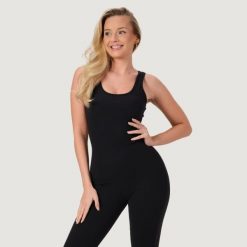 Kombinezon damski fitness bez rękawów slim fit NEO Black. Czarne kombinezony damskie GYMBEAM, s, bez wzorów, z dresówki, sportowe, bez kołnierzyka, bez ramiączek, długie. Za 171.90 zł.
