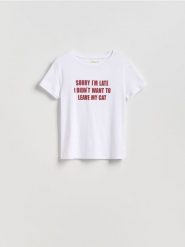 T-shirt z napisem - biały. Białe t-shirty damskie Reserved, l, bez wzorów, z bawełny, bez kołnierzyka. Za 49.99 zł.