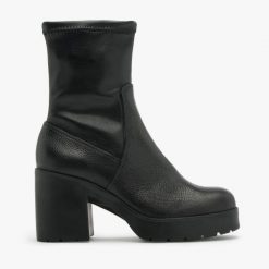Czarne botki z elastyczną cholewką JOANNA. Czarne botki damskie RKO, ze skóry, bez obcasa, na obcasie, bez zapięcia. W wyprzedaży za 199.99 zł.