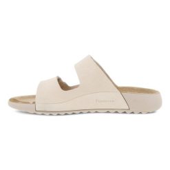 Klapki damskie Ecco Cozmo Flat Limestone. Białe obuwie trekkingowe damskie ECCO. Za 529.99 zł.