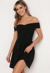Czarna Sukienka z Hiszpańskim Dekoltem o Rozkloszowanym Fasonie Vilenia. Czarne sukienki damskie Born2be, na co dzień, l, bez wzorów, eleganckie, bez kołnierzyka, bez ramiączek, mini, rozkloszowane. W wyprzedaży za 87.99 zł.