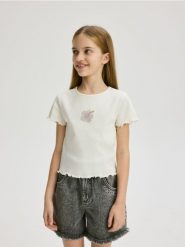 Prążkowany t-shirt z aplikacją - złamana biel. Koszulki dziewczęce Reserved, z aplikacjami, z bawełny, bez ramiączek. W wyprzedaży za 17.99 zł.