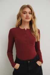 Dopasowany top z dekoltem na zatrzaski w kolorze MARSALA- MOODY NAP-XL. Szare topy damskie Marsala, s, bez wzorów, z bawełny, bez kołnierzyka. Za 179.00 zł.