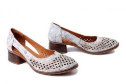 ARTIKER RELAKS 58C2117 ecru, czółenka damskie. Brązowe czółenka damskie Artiker Relaks, w ażurowe wzory, ze skóry, bez obcasa, na obcasie. Za 274.90 zł.