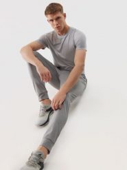 4F Spodnie treningowe szybkoschnące męskie - chłodny jasny szary 3XL. Szare spodnie sportowe męskie 4f, z dzianiny. W wyprzedaży za 89.99 zł.