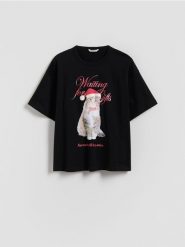 Świąteczny t-shirt z nadrukiem - czarny. Czarne koszulki dziewczęce Reserved, bez wzorów, z bawełny, bez ramiączek. Za 39.99 zł.