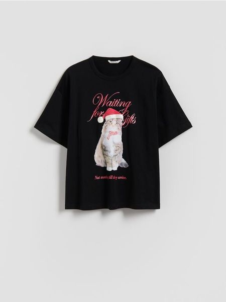 Świąteczny t-shirt z nadrukiem - czarny. Czarne koszulki dziewczęce Reserved, bez wzorów, z bawełny, bez ramiączek. Za 39.99 zł.