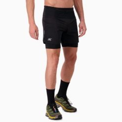 Krótkie spodenki 2 w 1 Męskie Trail-Running PERFORMANCE MAX. Czarne szorty męskie BODYCROSS, z materiału, bez kołnierzyka. Za 391.99 zł.