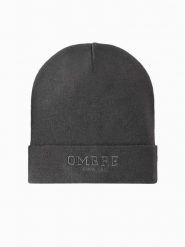 Męska dzianinowa czapka beanie z haftowanym napisem – grafitowa V2. Szare czapki męskie Ombre Clothing, bez wzorów, z dzianiny, eleganckie. Za 129.99 zł.