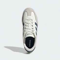 Buty Barreda. Białe buty trekkingowe męskie Adidas, ze skóry, bez zapięcia, trekkingowe. Za 226.99 zł.