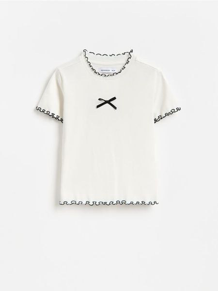 T-shirt z kontrastowym brzegiem - złamana biel. Koszulki dziewczęce Reserved, bez wzorów, z bawełny, bez ramiączek. Za 39.99 zł.