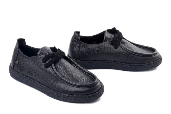 Manitu 850172-01 schwarz, półbuty damskie. Czarne półbuty damskie Manitu, bez wzorów, ze skóry, bez obcasa. Za 389.90 zł.